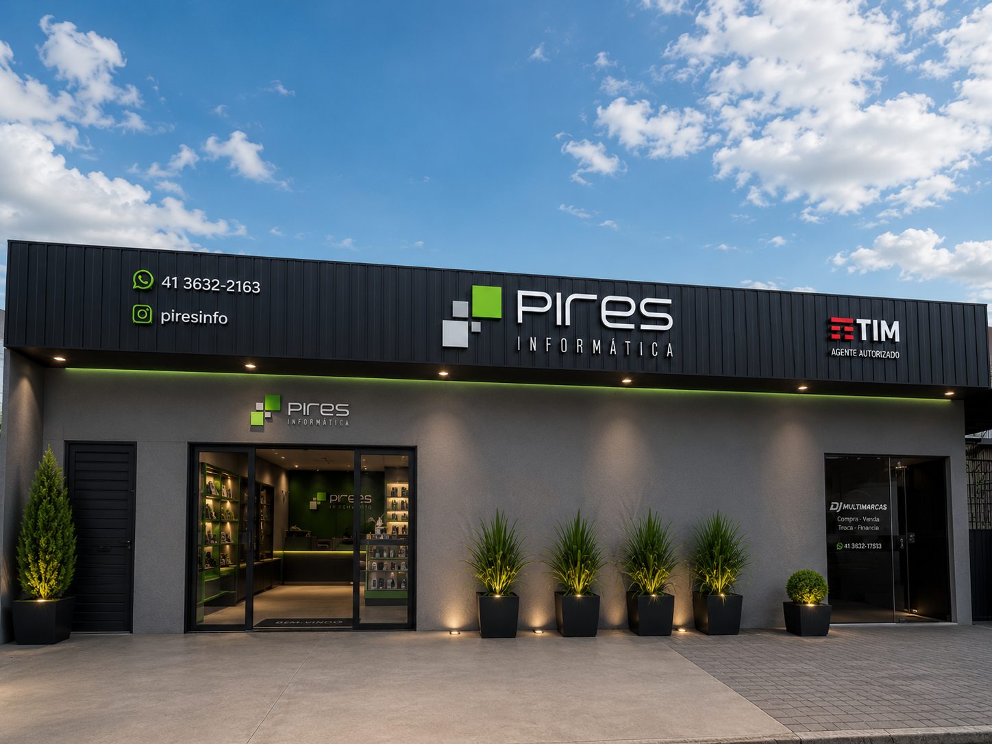 Fachada da loja Pires Informática à noite, em Piên-PR