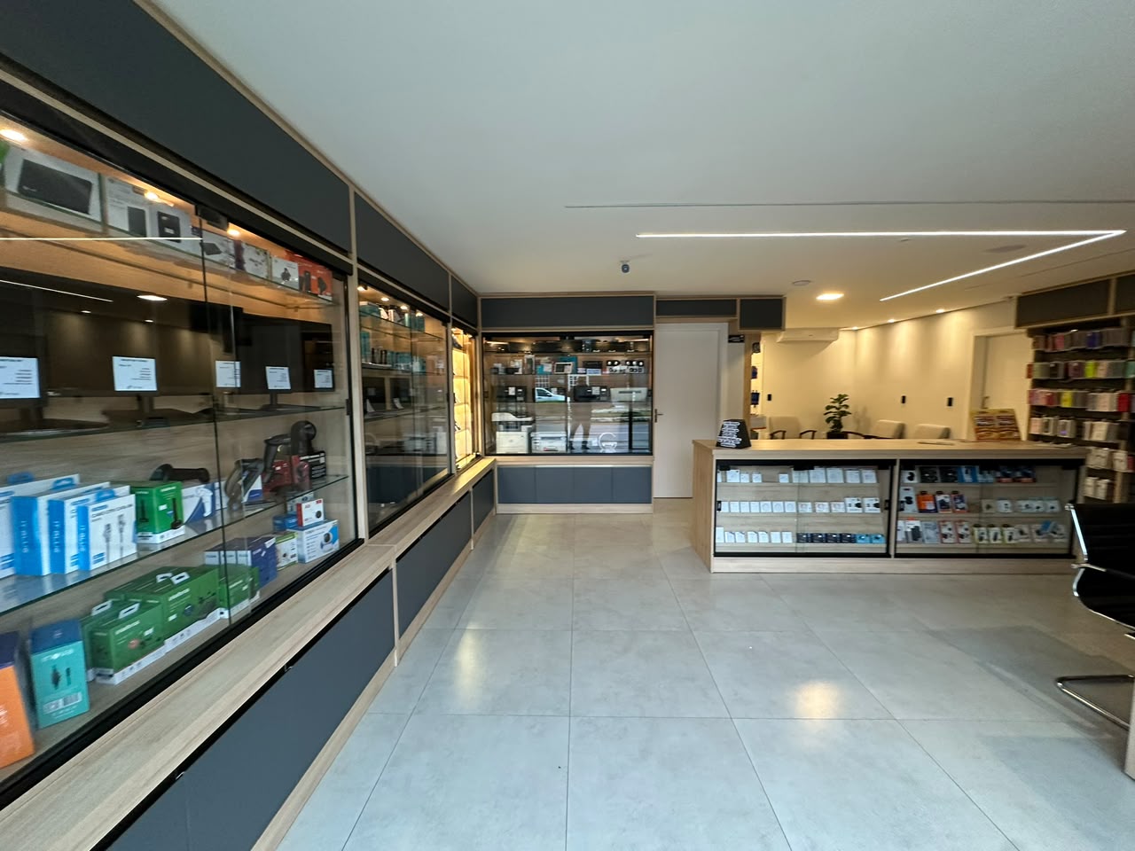 Vitrine de produtos e acessórios dentro da loja Pires Informática